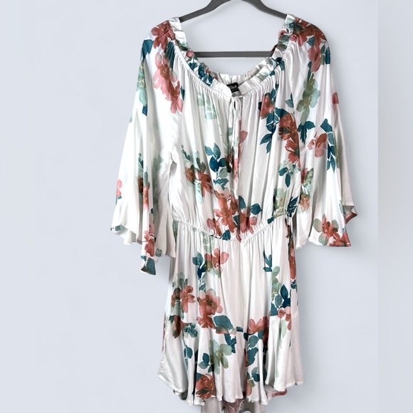 Boutique Romper Floral Ruffle sleeved, size Lg - Picture 3 of 6